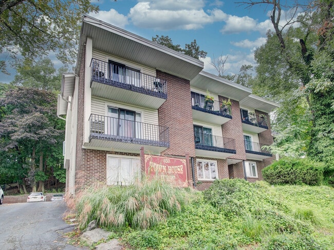 Building Photo - 850 Bloomfield Ave