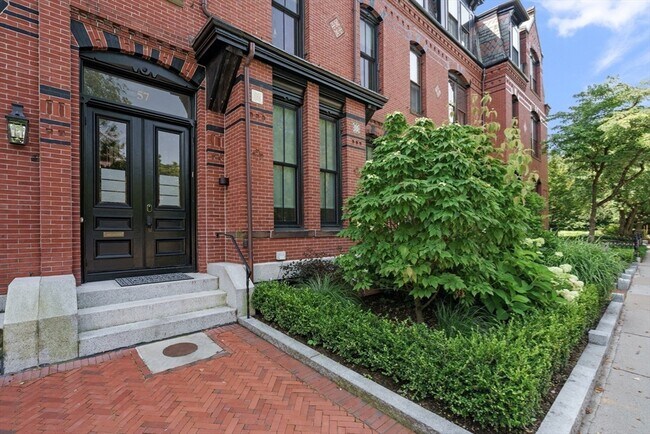 Building Photo - 57 Monmouth St Rental