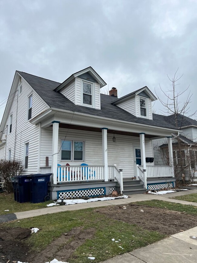 Building Photo - 791 Washington Ave Unit Upper