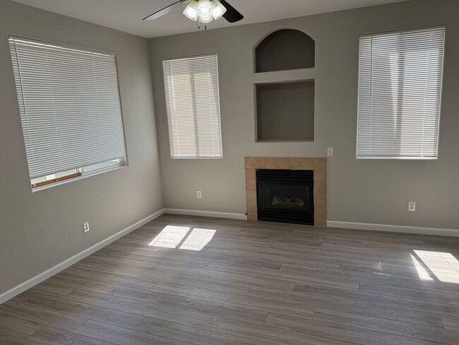 Building Photo - 3 bedroom townhome with 2 car garage!