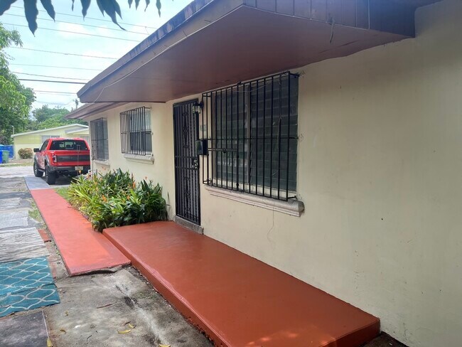 Photo - 4521-4523 NW 13th Ave Casa