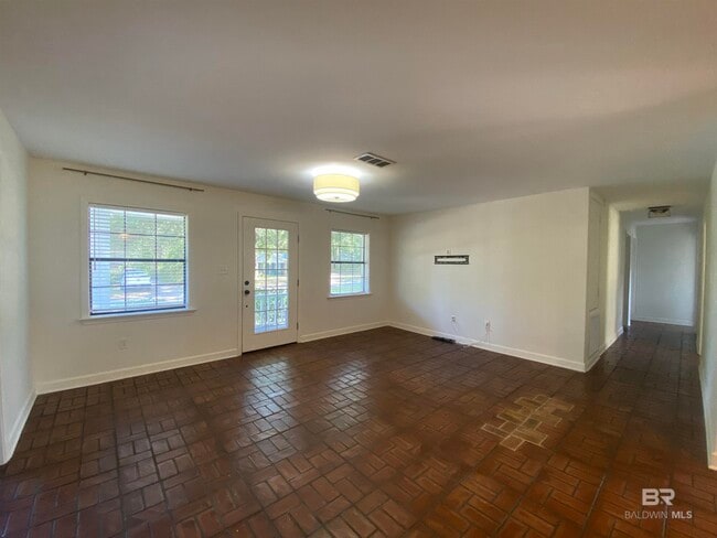 Photo - 105 Sara Ave E