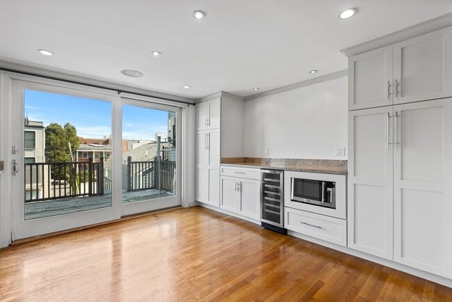Photo - 256 W 3rd St Unidad 2
