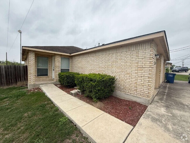 Building Photo - Spacious 3 Bedroom, 2 Bath Duplex with 1-C... Rental