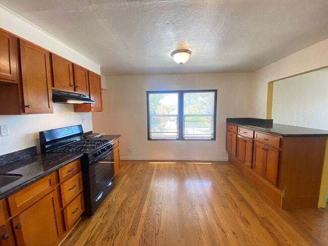Photo - Advent - Laundry & Detached Garage!!