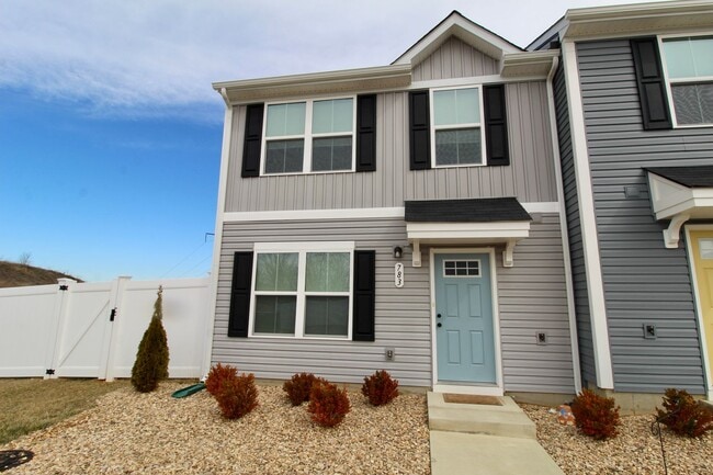 Building Photo - Townhome with a large fenced in yard for rent!