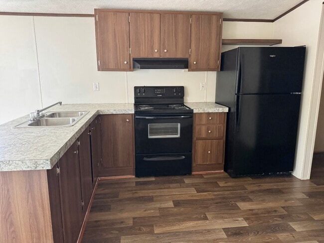 Photo - 565 Travis Wy