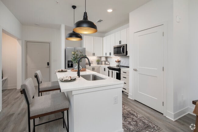 1 BR 1 BA, 819 SF