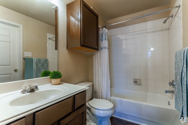 Baño - Bellfort Pines Apartments