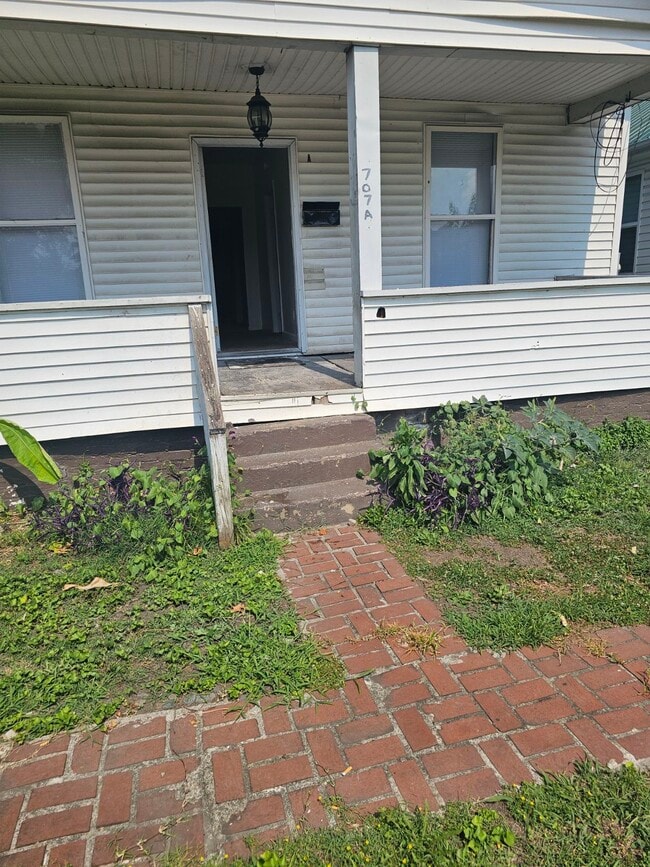 Building Photo - 707 Washington St W Rental