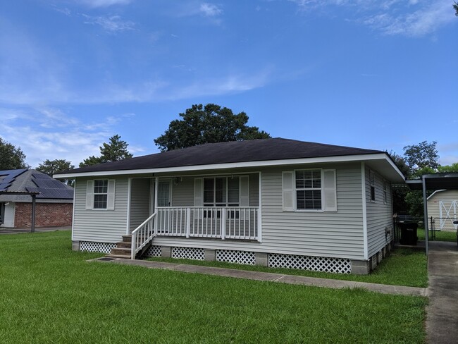 Building Photo - ADORABLE 3 Bed 1 bath in Breaux Bridge!! Rental