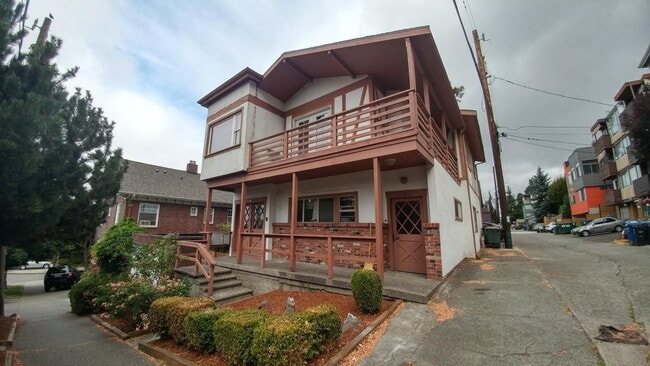 Building Photo - Newly Remodeled 1bdrm in Convenient Eastlake Neighborhood with Washer\Dryer and Parking Unit 1