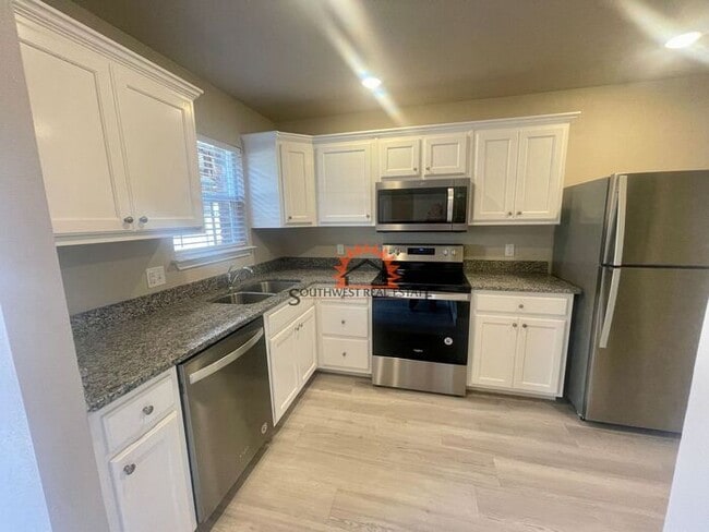 Building Photo - 2 bedroom 1.5 bathroom near ENMU- ALL BILL... Rental