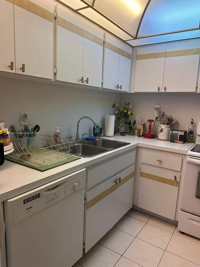 Photo - 17500 N Bay Rd Unidad S604