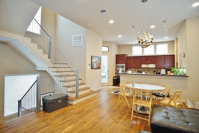 Photo - 818 Lester St