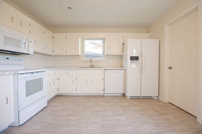Photo - Pet Friendly Three Bedroom!