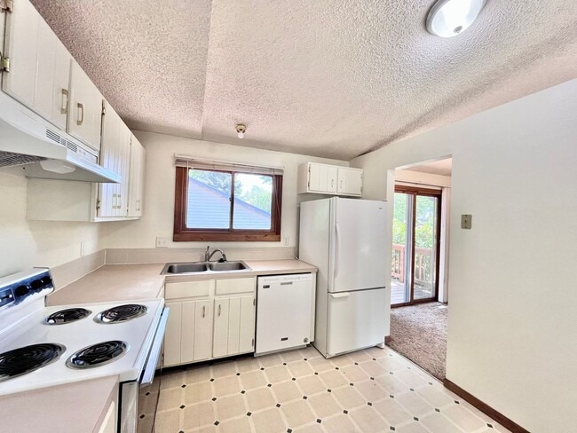 Photo - 3 Bedroom, 2 Bath Bi-Level Home with 2 car Attached Garage in Northwest Loveland, CO