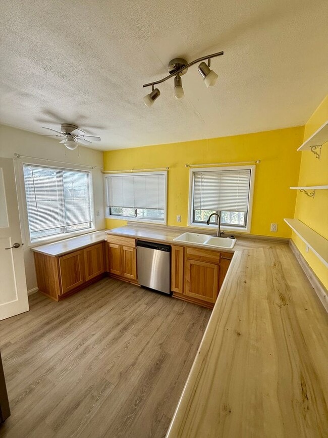 Photo - 2036 Lavey St