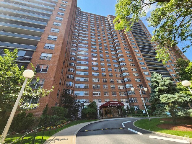 Building Photo - 70-25 Yellowstone Blvd Unit 10Q Rental