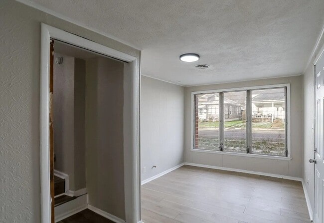 824 W Elm St