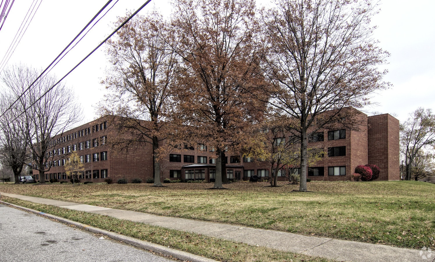1720 Richmond Dr - Highland Court Apartments