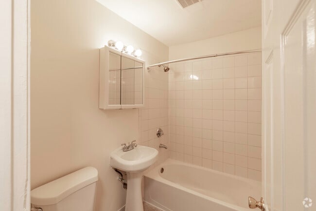 Unit 197T7 2BR 1BA: Bathroom
