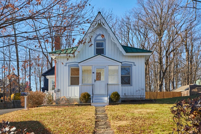 Building Photo - 16 Oak St