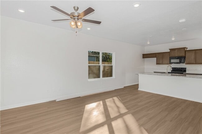 Photo - 601 W 24th St