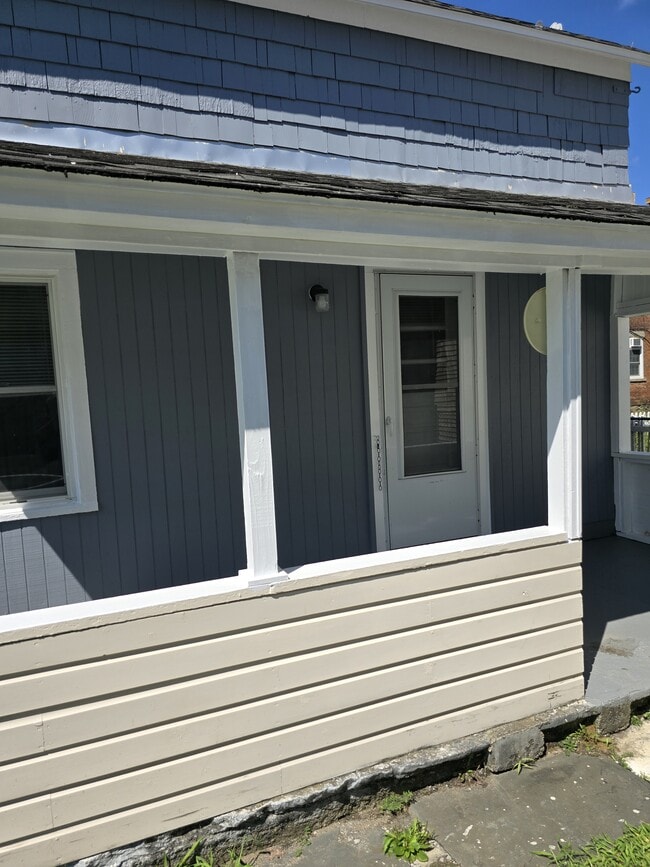 Building Photo - 29 1/2 Center St Unit Little House