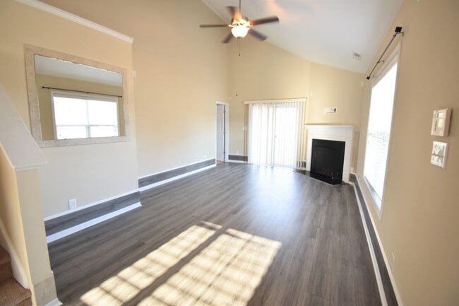 Photo - 3 Bedroom, 2 Bathroom Townhome (NO PETS)
