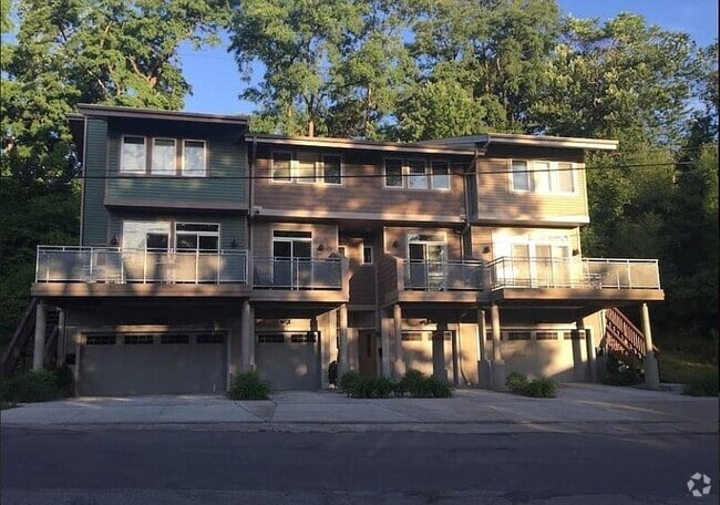 Building Photo - 2872 W 11th St Rental
