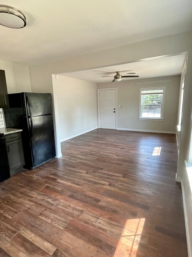 Photo - 112 Hackberry Dr