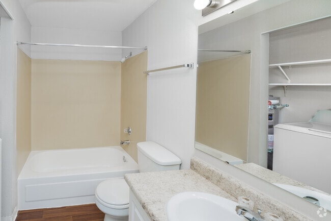 2BR, 1BA - 864SF - Bathroom
