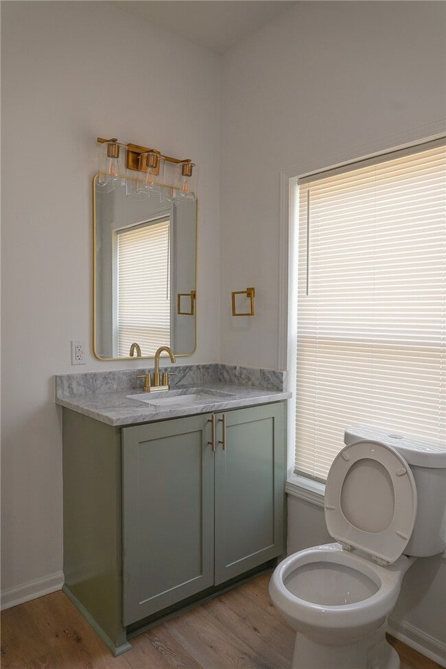 Building Photo - 817 Maple St