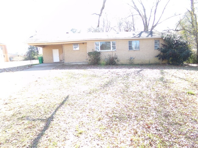 Building Photo - 221 Maple St