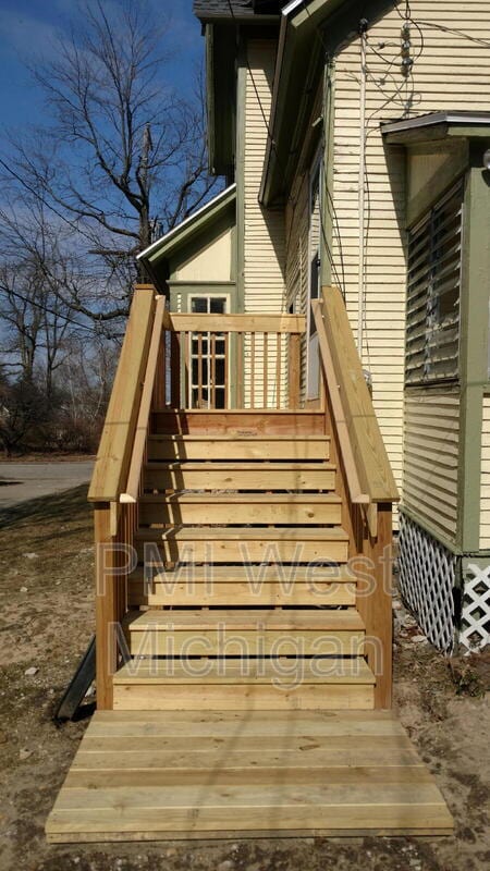 Photo - 448 Thomas St SE