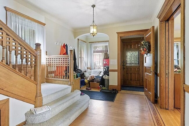 818 7th St SE