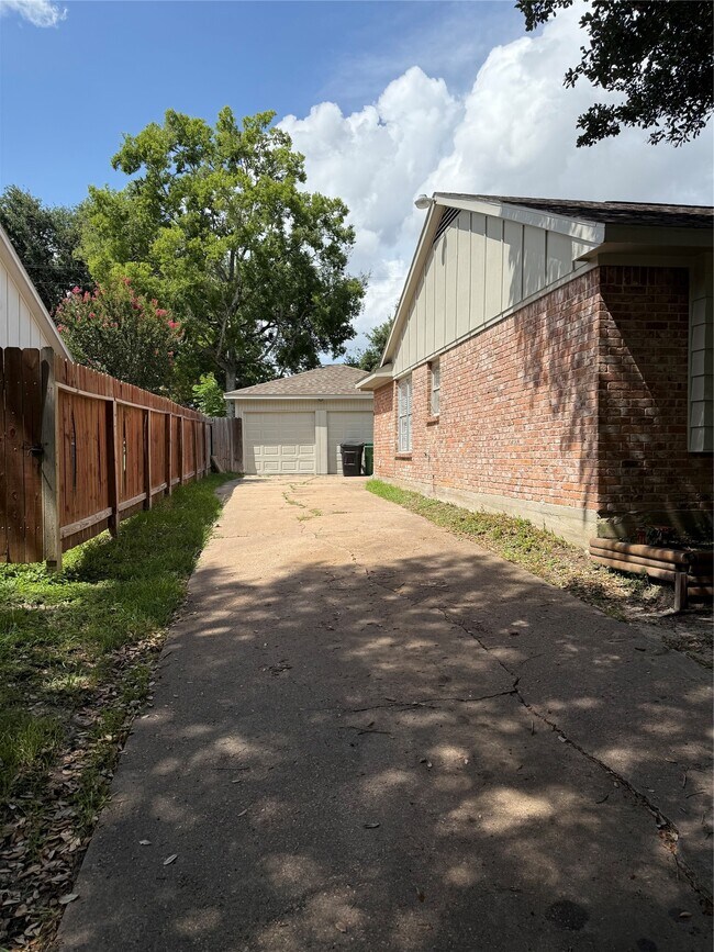 Photo - 9002 Roos Rd