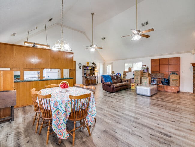 Photo - 810 Laurence Dr