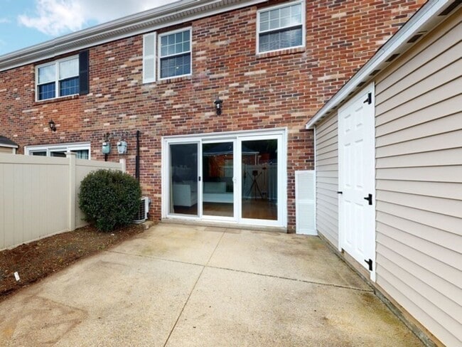 Photo - 2008 Windsor Dr