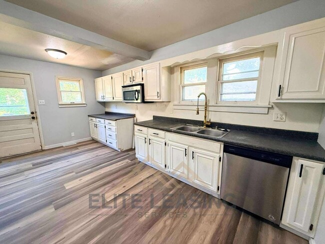Photo - 1194 SW Woodward Ave