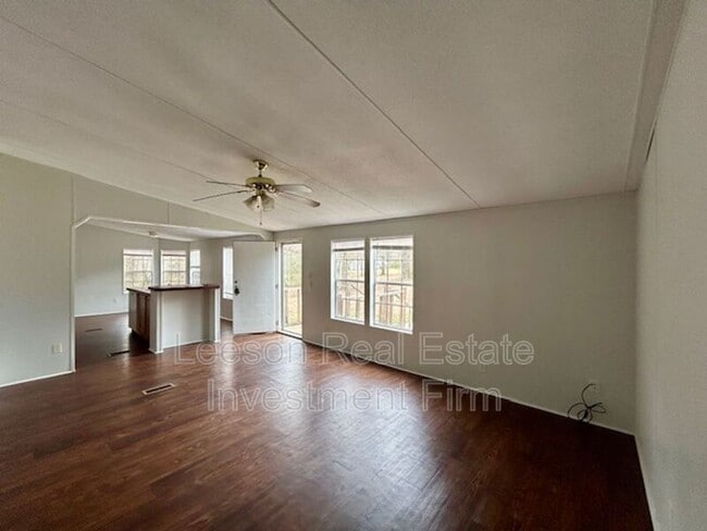 Photo - 310 Robbin Ln