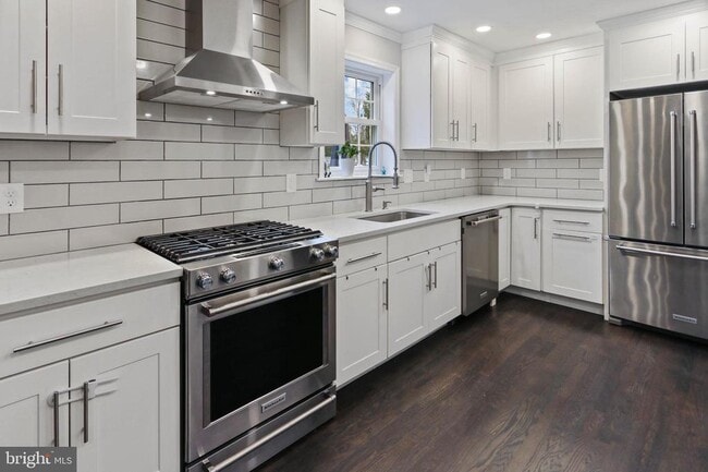 Photo - 10 Boulder Brook Dr