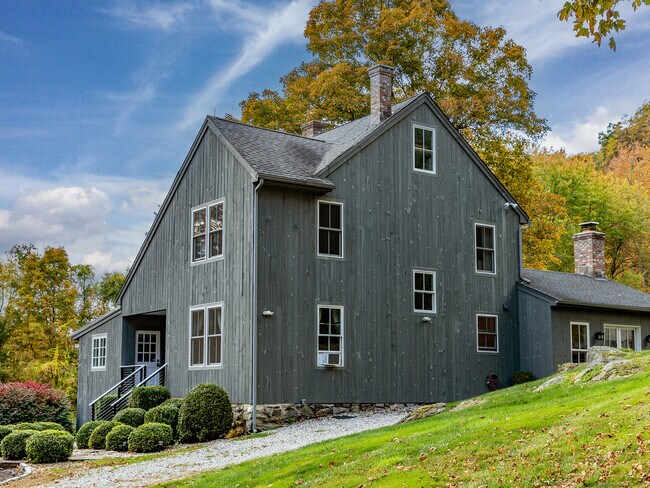Building Photo - 379 Lake Rd Rental