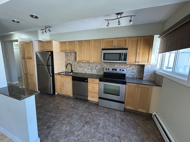 Photo - 1715-1713 13 St SW