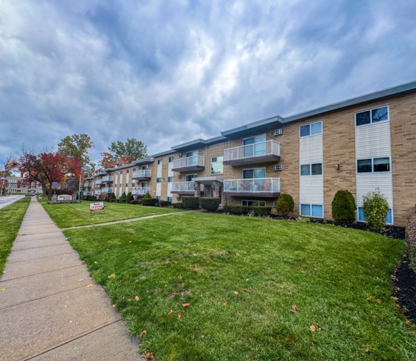 Riverside House Apartments