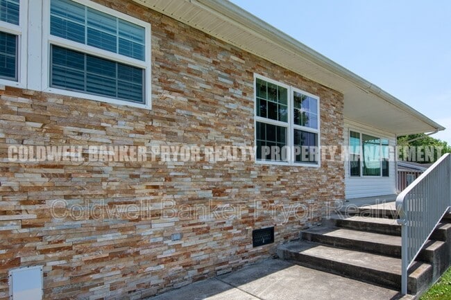 Photo - 4890 College Dr E
