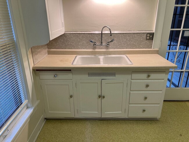 Photo - 2 Bedroom Unit in the the old Beta Theta Pi Fraternity House near UofO Campus Unit 379 E 12th Ave