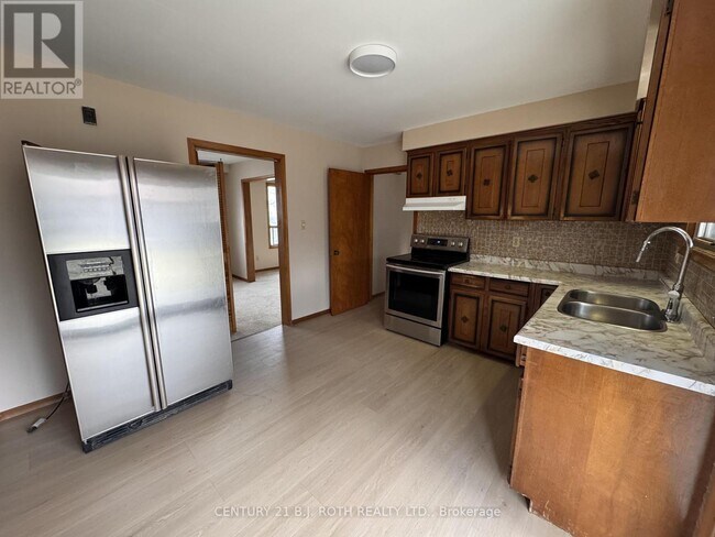 Photo - 915 Taunton Rd E