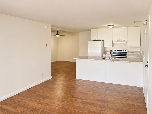 Photo - 8332 Regents Rd